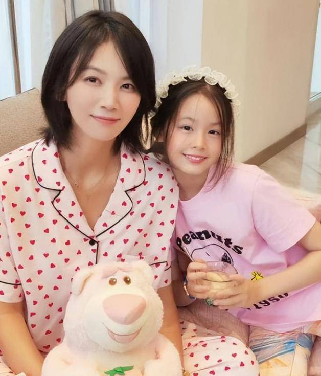 今独自抚养孩子的曹曦文活成人生赢家澳门新葡京曾情断陈思诚嫁给富商如(图9) 今独自抚养孩子的曹曦文活成人生赢家澳门新葡京曾情断陈思诚嫁给富商如(图9)