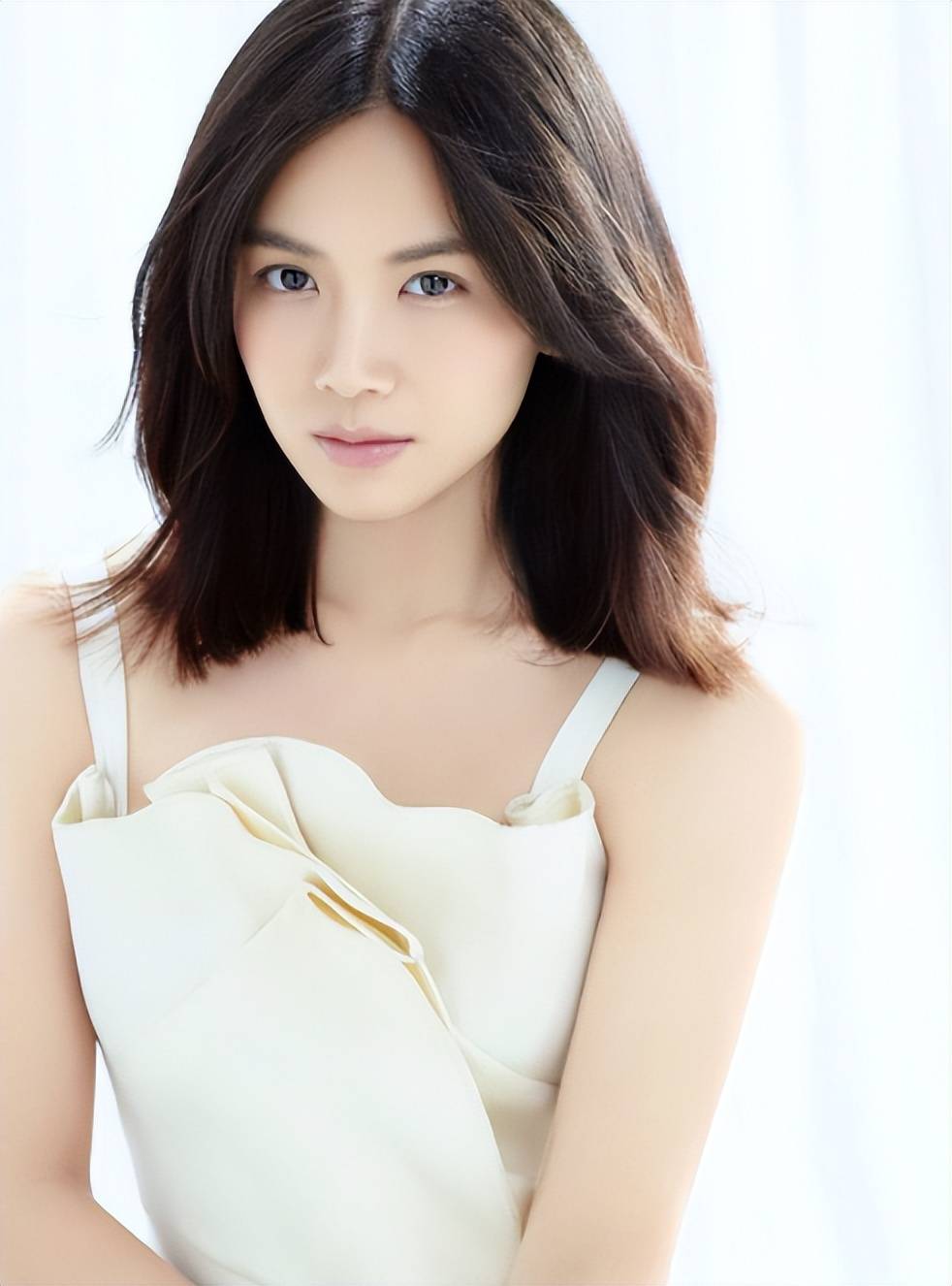 今独自抚养孩子的曹曦文活成人生赢家澳门新葡京曾情断陈思诚嫁给富商如(图14) 今独自抚养孩子的曹曦文活成人生赢家澳门新葡京曾情断陈思诚嫁给富商如(图14)